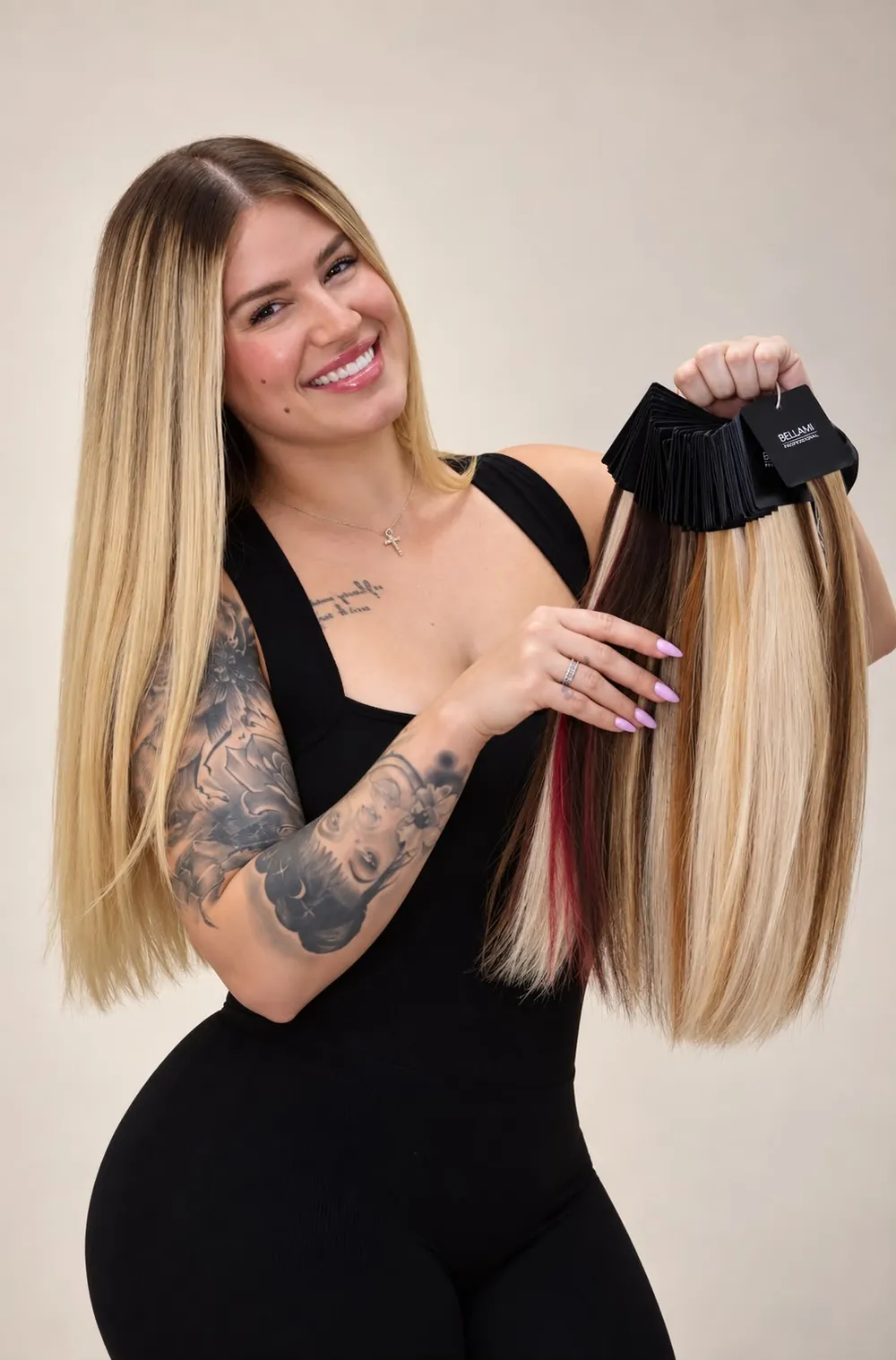 Yaidi con su muestrario de extensiones